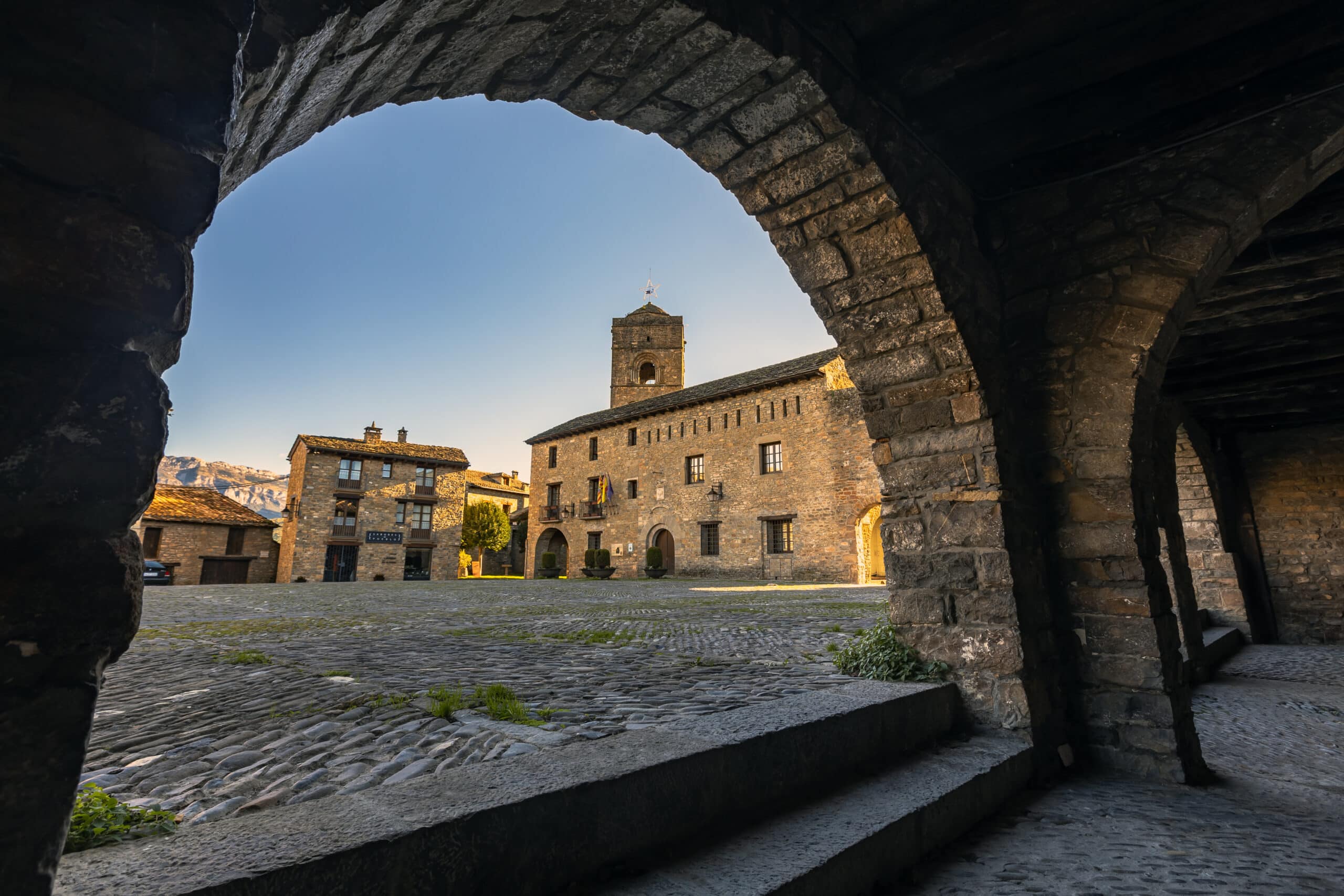 Plaza Mayor van Aínsa in de Spaanse Pyreneeën
