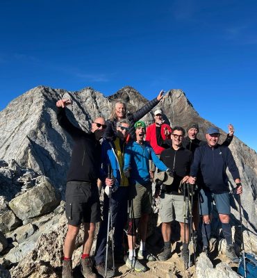 Vriendentocht Petit Vignemale 2026 Vriendengroep op een bergkam bij de Petit Vignemale tijdens een meerdaagse wandeltocht in de Pyreneeën in 2026