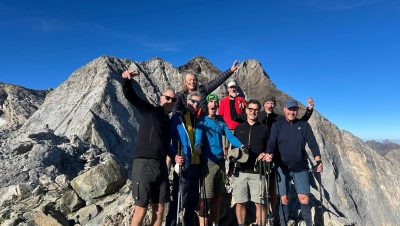 Vriendengroep op een bergkam bij de Petit Vignemale tijdens een meerdaagse wandeltocht in de Pyreneeën in 2026