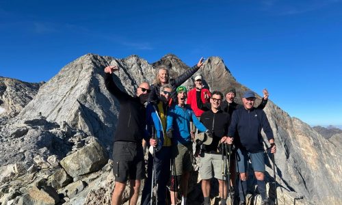 Vriendengroep op een bergkam bij de Petit Vignemale tijdens een meerdaagse wandeltocht in de Pyreneeën in 2026