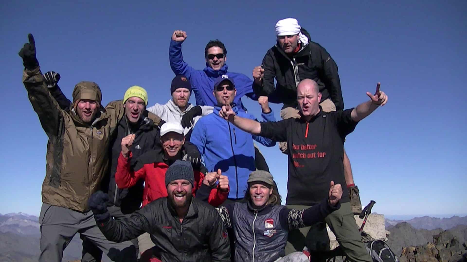 Tien vrienden vieren de beklimming van de Posets in de Spaanse Pyreneeën in 2014